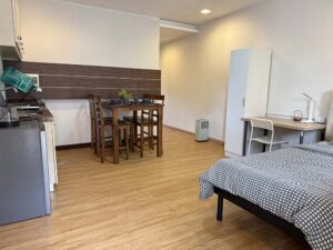 冷蔵庫、キッチン、ワードローブのある、入口側から見たスタジオルーム全景