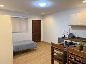 ベッド、キッチン、ダイニングテーブルが設置されたスタジオルーム全景