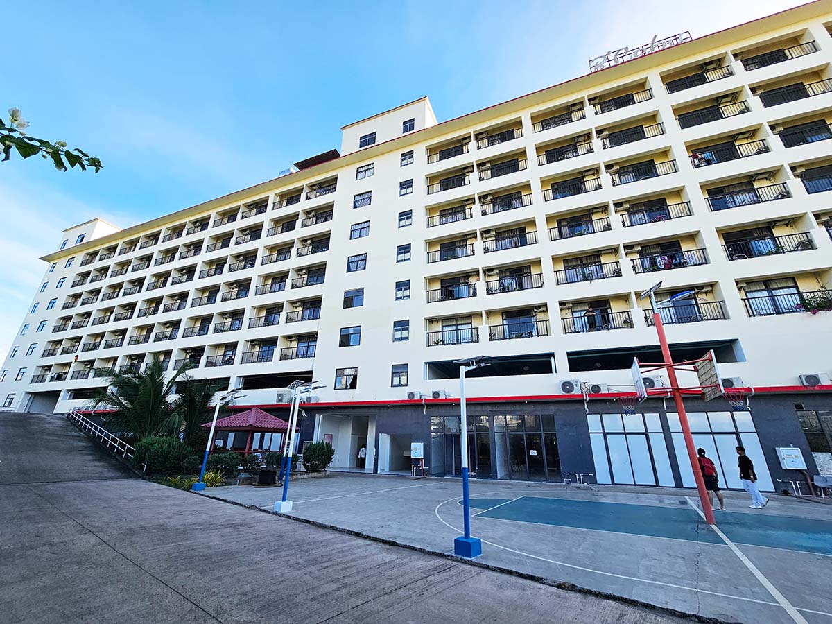 セブ B'Cebu(ビーセブ)の校庭から見た8階建ての建物外観