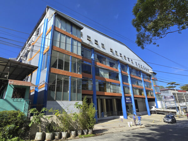 坂道沿いの道路から見たPINES Main Speaking Campusの外観