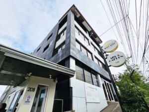 メインエントランス側の校舎外観と警備員室