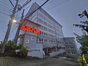 駐車場側から見た、坂道に建つWALES校舎の側面外観