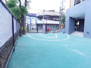 校舎正面の校庭にあるバスケットボールコート