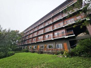 雨の日に撮影された第一学生寮の裏側正面