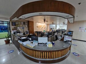 PINESメインスピーキング校のフロントデスクと事務所