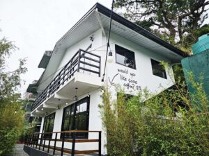 学校敷地内にあるバルコニー付き2階建てカフェの外観