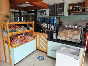 多数のドリンクメニューとスナックが並ぶ校内カフェ