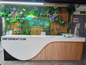 2階教室フロアのホールウェイに設置されたインフォメーションデスク