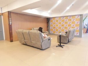 ICLのエントランスホールに設置されたソファーで休憩する生徒