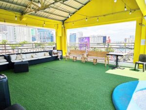 屋上プールの横にあるソファーとベンチが並んだ多目的エリア
