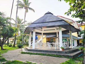 事務所棟の前にある、テーブルと椅子が並んだ屋根付きの休憩所