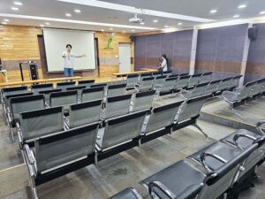 プレゼンや卒業式にも利用される、椅子が整然と並ぶシアタールーム