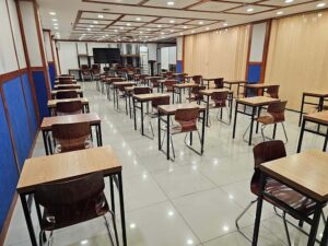 IELTS試験会場の隣にある多数の机が並ぶ多目的ルーム