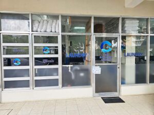 校舎隣りの建物にあるランドリールーム