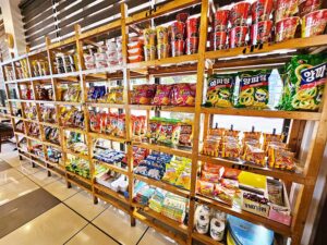 カップ麺やお菓子、日用品が並ぶカフェテリア内の商品棚