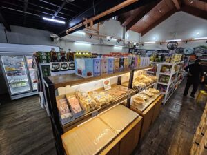 数多くの韓国食品やパンが並ぶJICチャレンジャーの韓国マート
