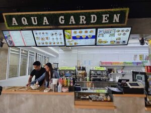 スタッフが注文の準備をしているアクアガーデンレストランのカウンター