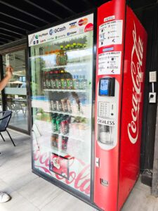 食堂の入り口付近に設置された、キャッシュレス決済の自動販売機
