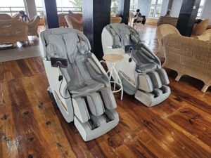籐のソファーが並ぶカフェエリアに設置された2台のマッサージチェア