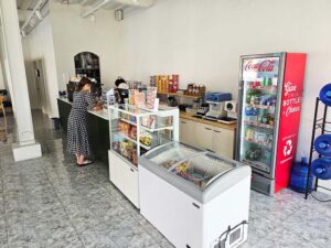 韓国のお菓子やインスタント麺も販売する、校内カフェのカウンター