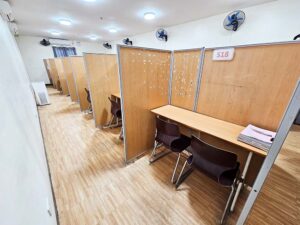 パーテーションで仕切られた机と椅子が並ぶ自習室