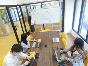 教室としても使用される自習室2で、PCを使って授業を受ける生徒