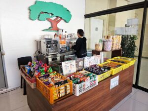 ダイニングホールにある校内カフェでドリンクを作るスタッフ