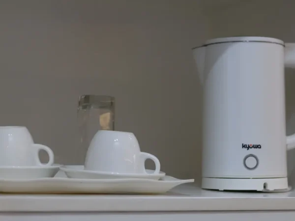 電気ケトル、2客のコーヒーカップ、グラスを備えたスーペリアクワッド
