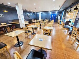 木製の椅子とテーブルが並ぶ、自習用のスタディカフェ