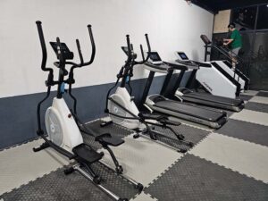 クロストレーナー、トレッドミル、ステアマスターのある有酸素エリア