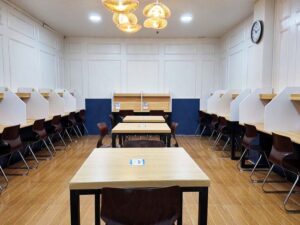仕切り付きのカウンターテーブルが壁に沿って設置された自習室