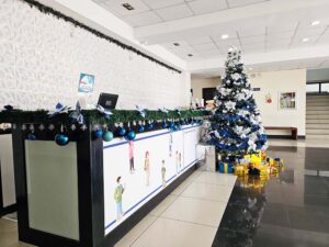 クリスマスの飾り付けがされた教室棟のフロントデスク