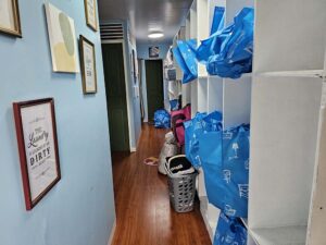 ランドリーバッグ用の棚が設置された洗濯室