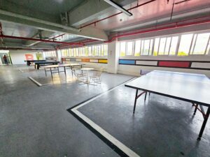 卓球台とビリヤード台が設置されたアクティビティエリア