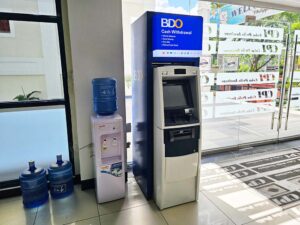 教室棟エントランスに設置されたBDO銀行のATMとウォーターサーバー