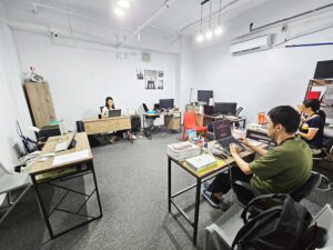 各国マネージャーが事務作業を行うBuilding1のオフィス