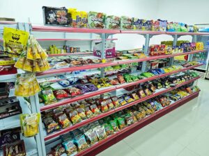 学校の売店に並ぶフィリピンのスナックと韓国のインスタントラーメン