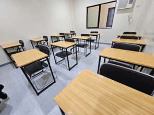 一人用の机と椅子が並べられたモックテストルーム