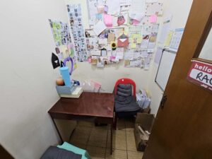 生徒からの手紙や写真で装飾されたマンツーマン教室