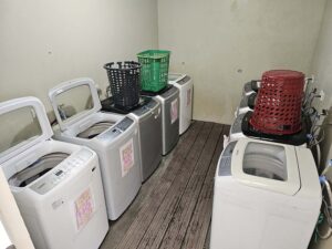 9台の洗濯機が設置された無料セルフランドリースペース