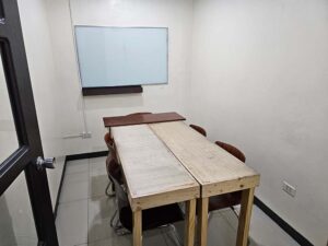 木製の長机と椅子が配置されたグループクラス教室