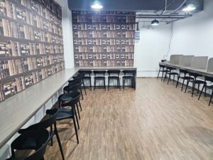 カウンターテーブルと椅子が並ぶBuilding2の1階にある自習室
