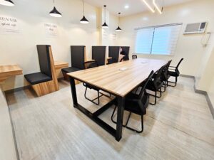 個別ブース席と大きなテーブル席が用意された自習室