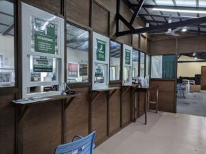 用途別に窓口が分けられた学校のオフィス