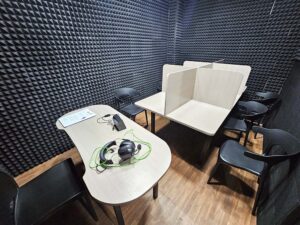 Building2の自習室にある、テーブルが置かれた防音仕様の部屋