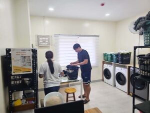 洗濯機と洗濯カゴが並んだランドリールーム