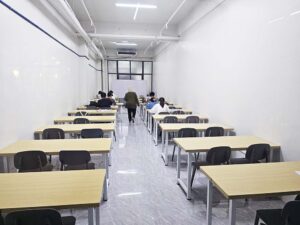 自習クラスに使用されていた奥行きのあるグループクラス教室