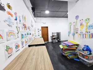 ジュニア生徒の描いた絵が飾られたキッズルーム