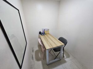 テーブルに向い合って配置された折り畳み椅子があるマンツーマン教室