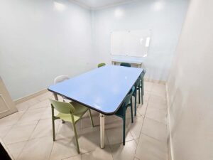 ホワイトボード、大きなテーブルと椅子のあるスモールグループ教室